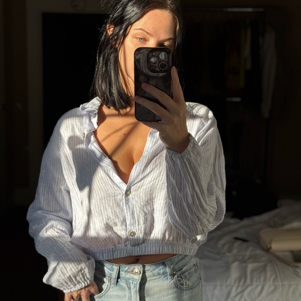 Rachel Zoe light blue and white striped cropped button-down shirt